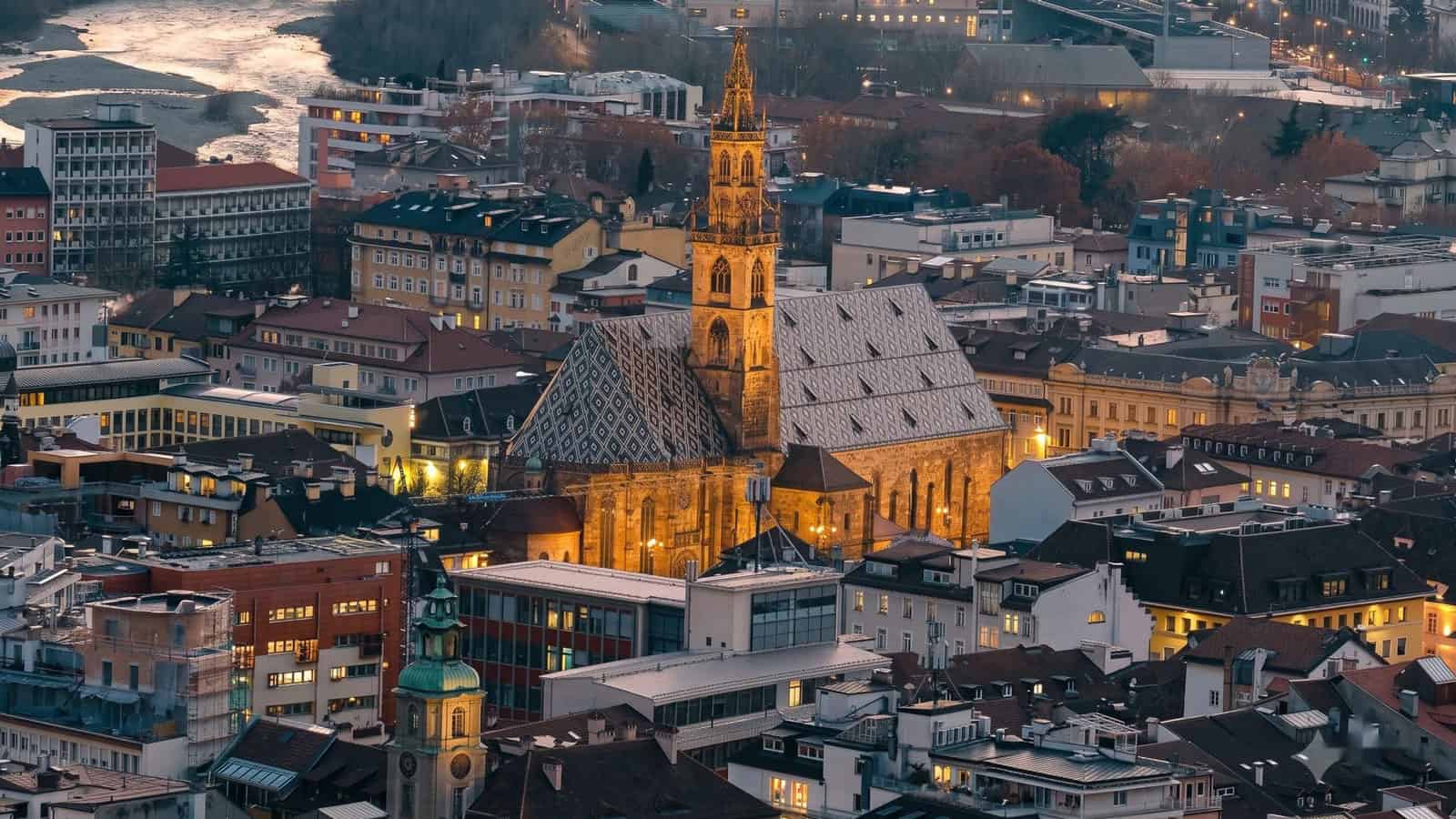 Vista aerea della città di Bozano